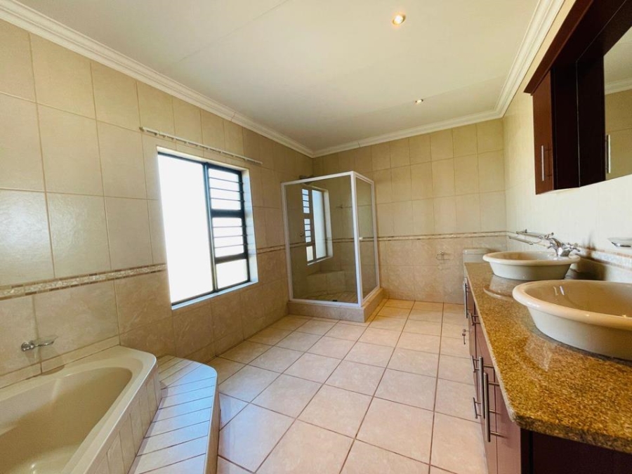 5 Bedroom Property for Sale in Tuscany Ridge North West